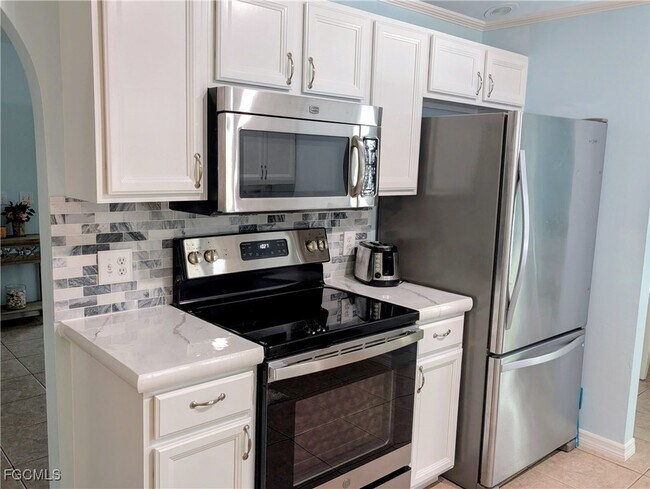 Building Photo - 2535 SW 28th Pl