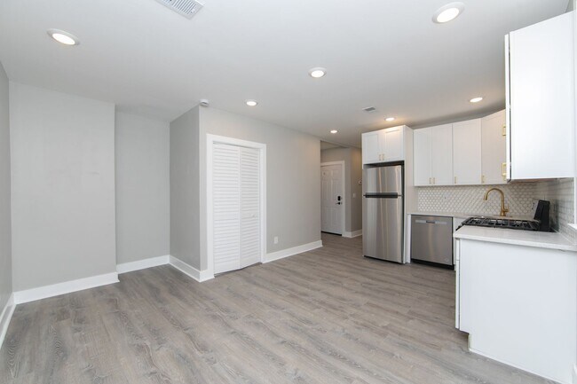 Building Photo - Beautiful Gut Renovated 2 Bed/1 Bath 2nd F...