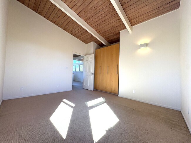 Building Photo - Beautifully Updated 5-Bedroom Home coming ...