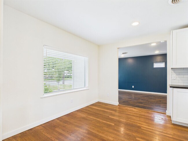 Building Photo - Charming 3-Bedroom Retreat with 2 Full Baths in the Heart of Fredericksburg!