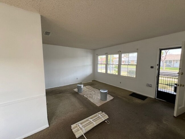 Building Photo - Home with Great Outdoor Space!