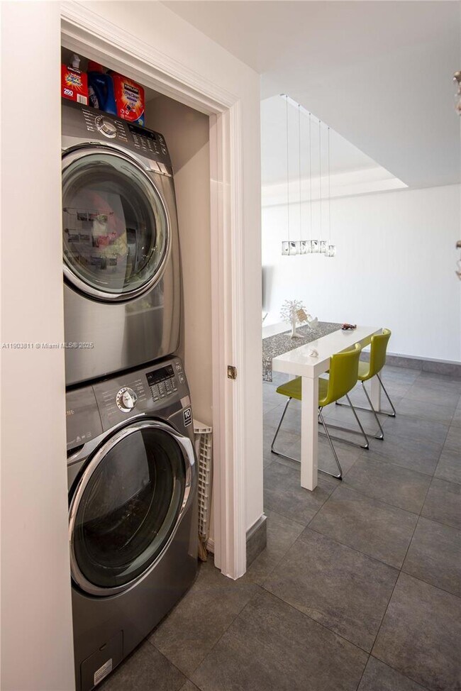 Building Photo - 500 Brickell Ave