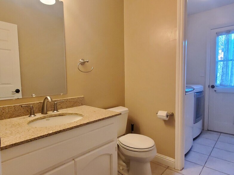 Building Photo - 16745 Spring Hill Ct