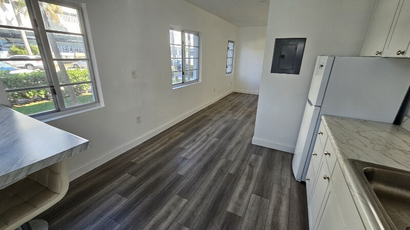 Building Photo - 916 W 42 St
