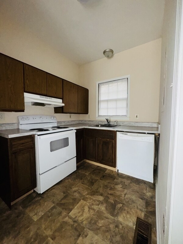 Building Photo - 1323 E 10th St