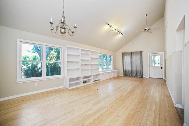 Building Photo - 2716 E 22nd St