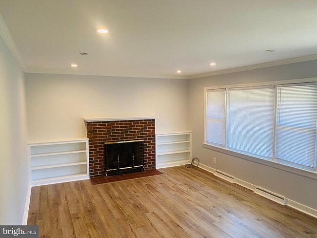 Building Photo - 856 Churchill Dr