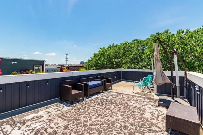 Building Photo - Three Bedroom Graduate Hospital Townhome