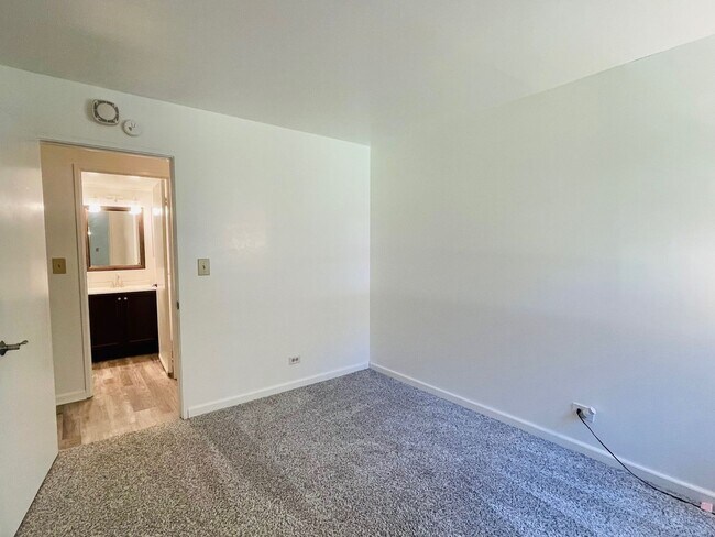 Building Photo - Partly Furnished 2-bedroom, 2-bath condo a...