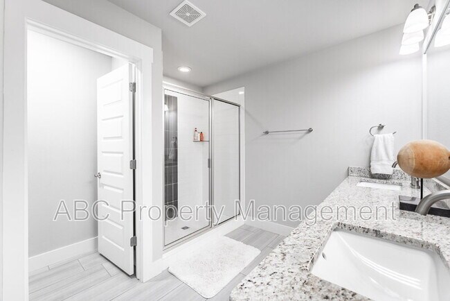 Building Photo - 5217 S 65th Pl