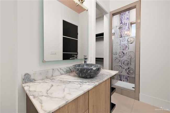 Building Photo - 45 Travis St