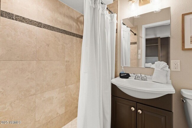 Building Photo - 6419 E Cambridge Ave