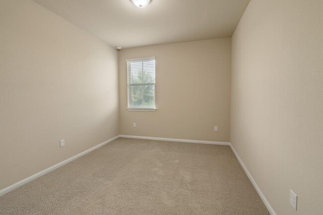 Building Photo - 2880 Donnell Dr