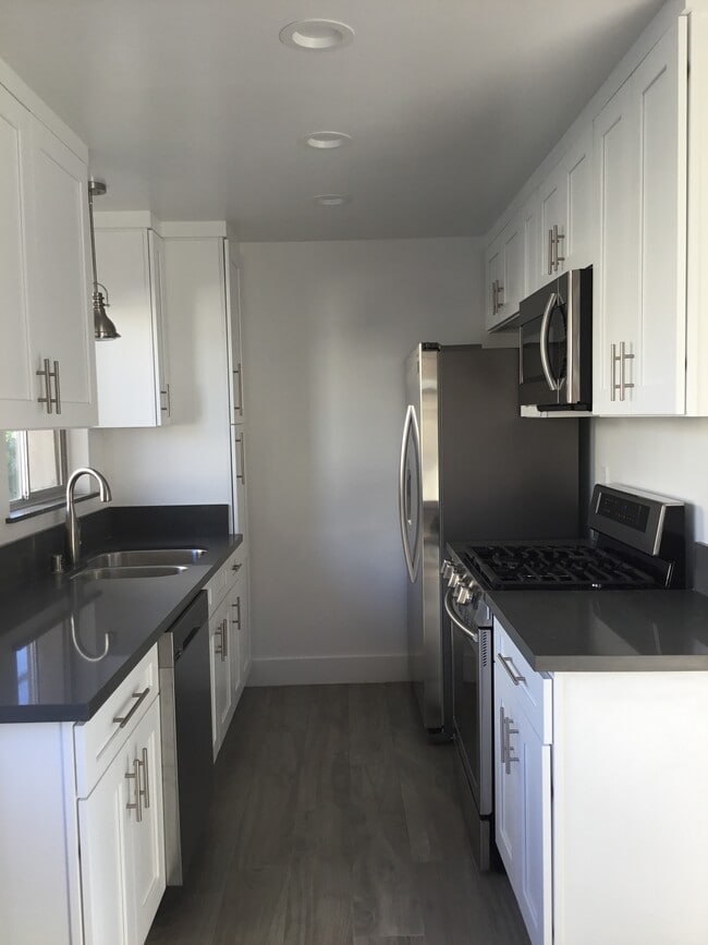 Kitchen - 2604 Graham Ave