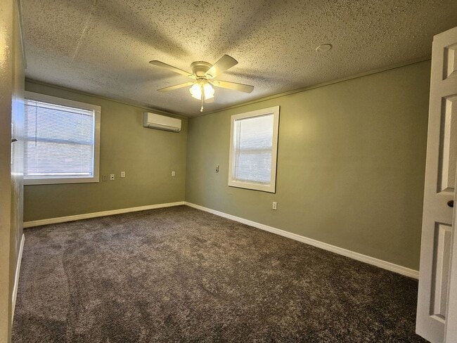 Building Photo - Welcome to a beautifully remodeled 2-Bedroom, 1-Bath in Mascotte, Florida, where modern comfort m...