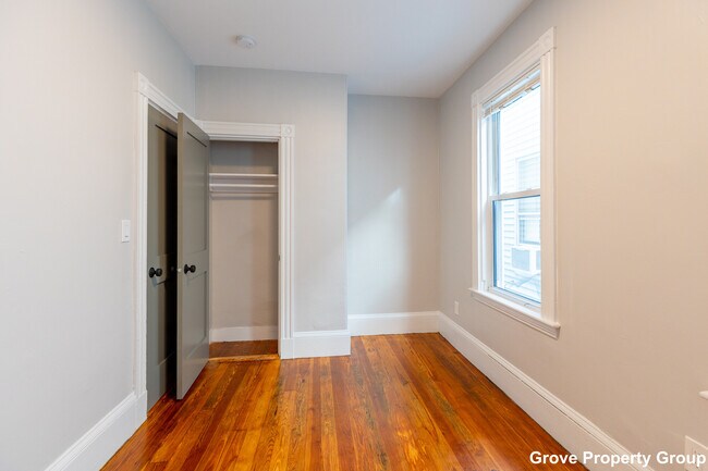 Building Photo - 206 L St