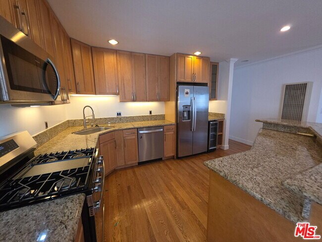 Building Photo - 670 Broadway St