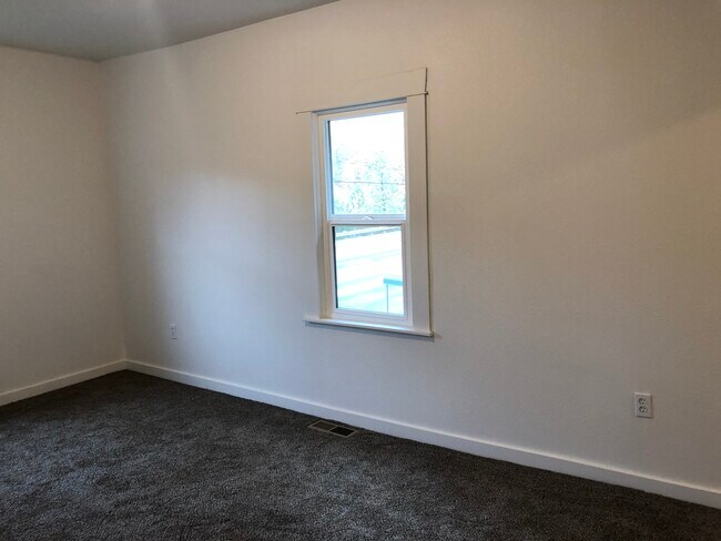 Building Photo - 410 E James St