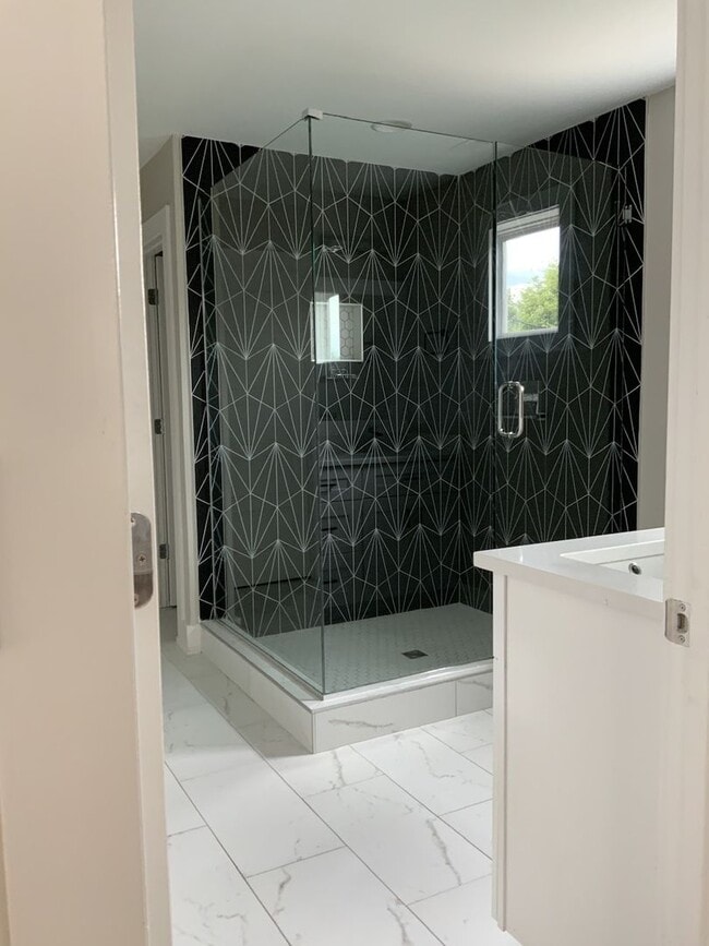 Building Photo - charming 3 bedroom, 3 bathroom home locate...