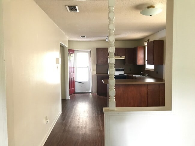 Building Photo - 2/1.5 covered parking, fireplace