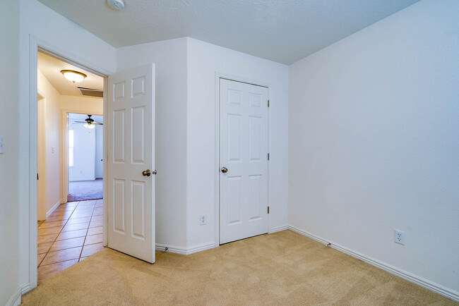 Building Photo - 3 Bedroom 2.5 Bathroom - Hidden Valley Tow...