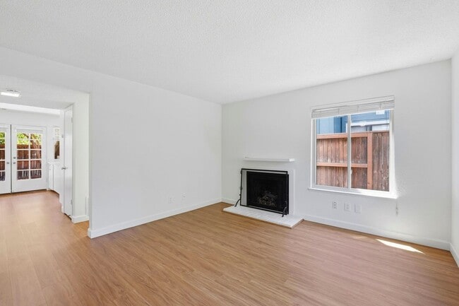 Building Photo - Luxury  2 bedroom Townhome in Great Location