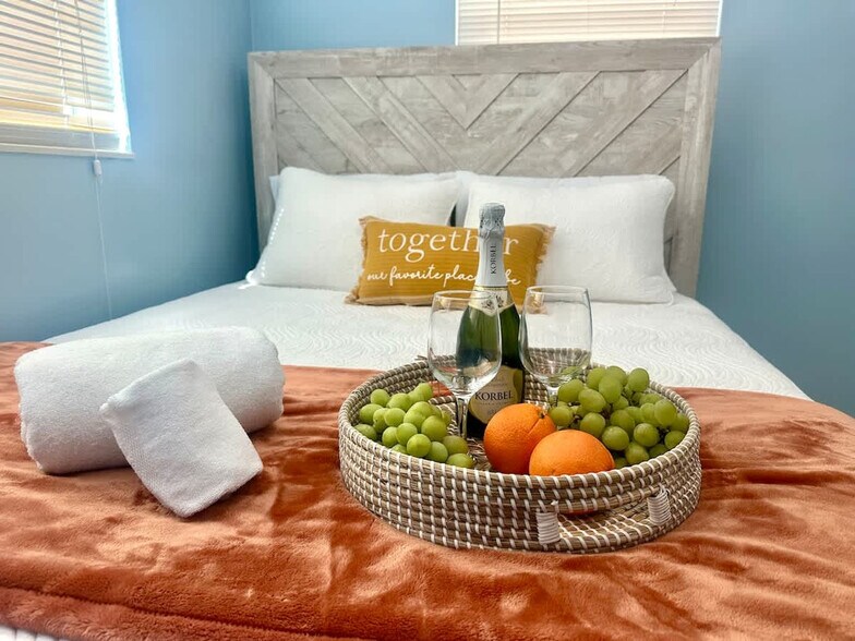 Building Photo - 4211 NE 13th Ave