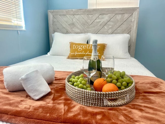 Building Photo - 4211 NE 13th Ave