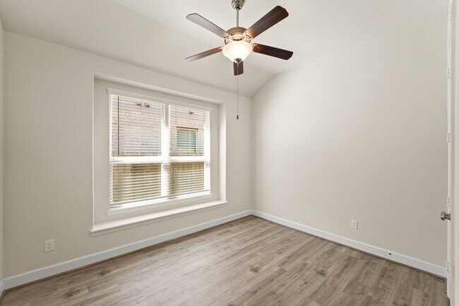 Building Photo - 9339 Fairfield Oaks Ln