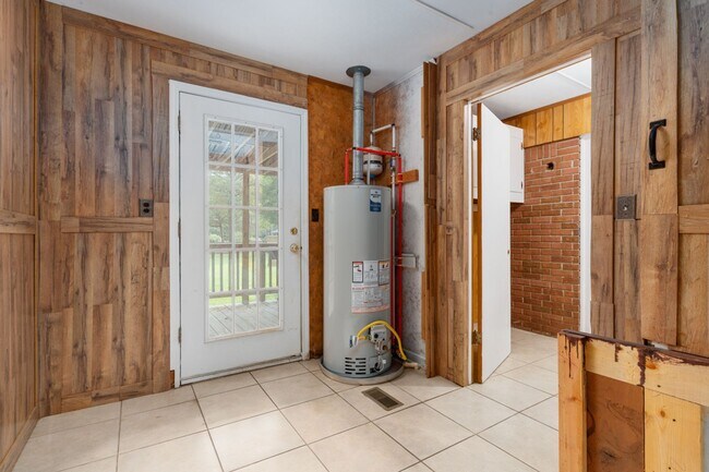 Building Photo - Charming ranch - style home in an unbeatab...