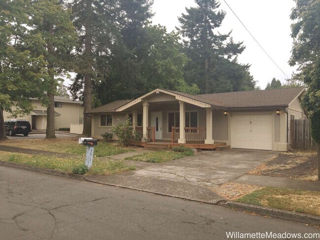Building Photo - 4 Bedrooms, 2 Bathrooms, Large Fenced Backyard in Central Salem