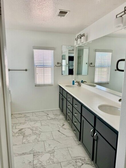 Building Photo - 12875 Cobblestone Ln