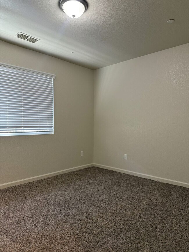Building Photo - Don’t miss out on this 3 bedroom/2bath hom...