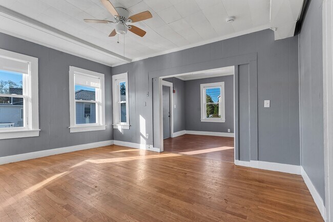 Building Photo - 13R Plain St