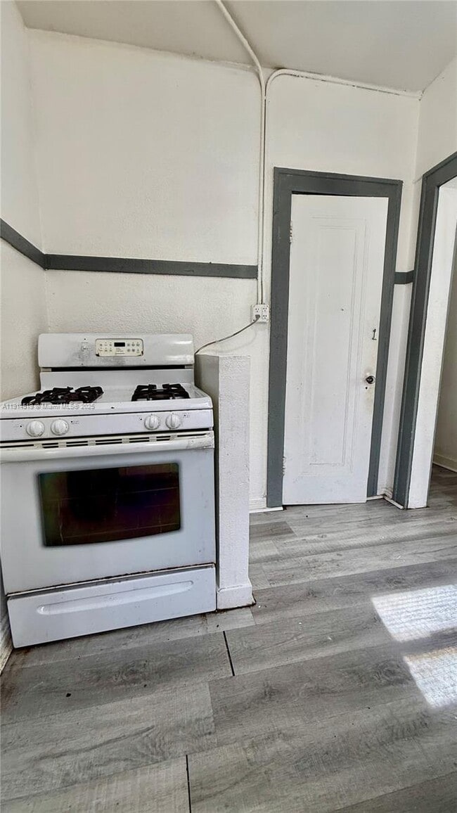 Building Photo - 444 SW 10th Ave