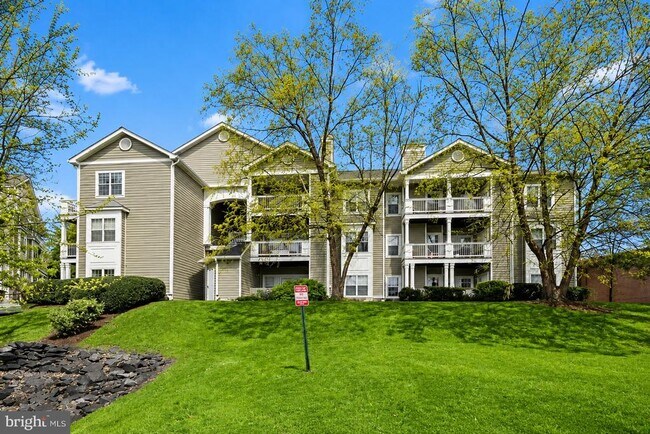 Building Photo - 1708 Lake Shore Crest Dr