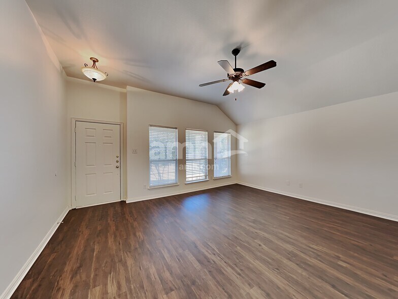 Building Photo - 5332 Sioux Creek Ln