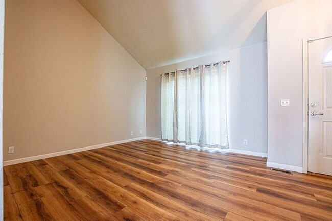 Building Photo - Extremely Spacious 3 Bedroom / 2.5 Bath Home in Bellevue!