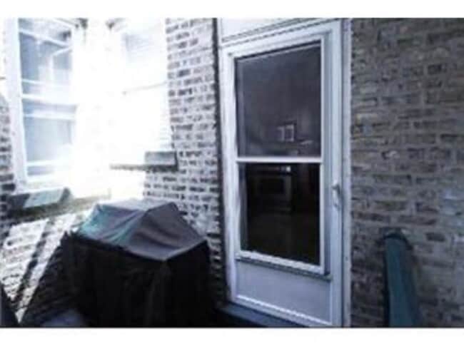 Building Photo - Available Aug 1st! Spacious top-floor 2bed...