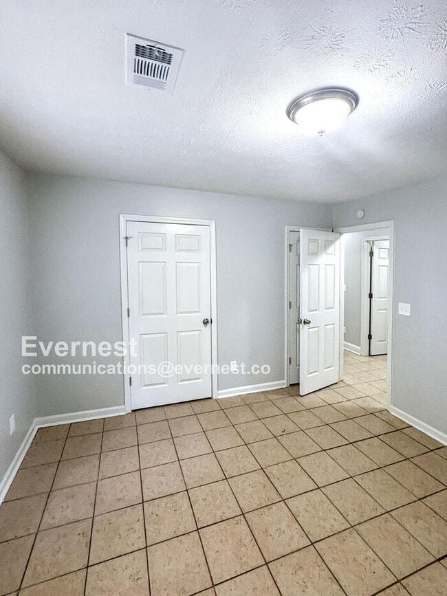 Building Photo - 909 Davis St