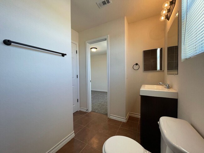 Building Photo - Town home for rent