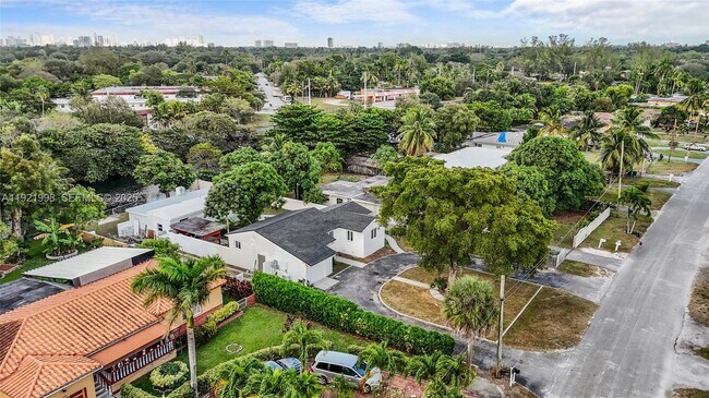 Building Photo - 201 S Biscayne River Dr