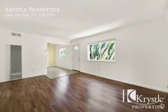 Building Photo - Beautiful upstairs unit with AC