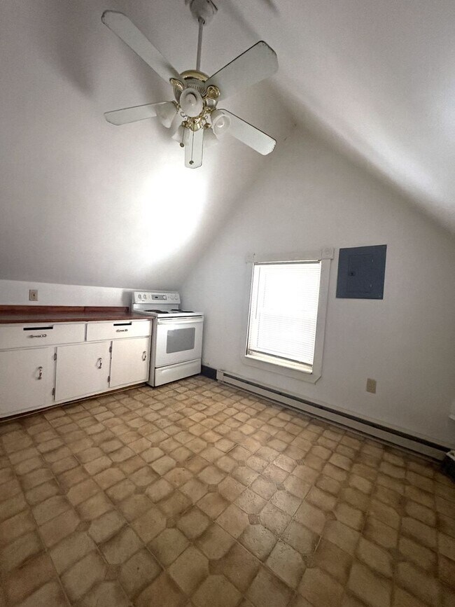 Building Photo - 72-74 Hanks St, Lowell