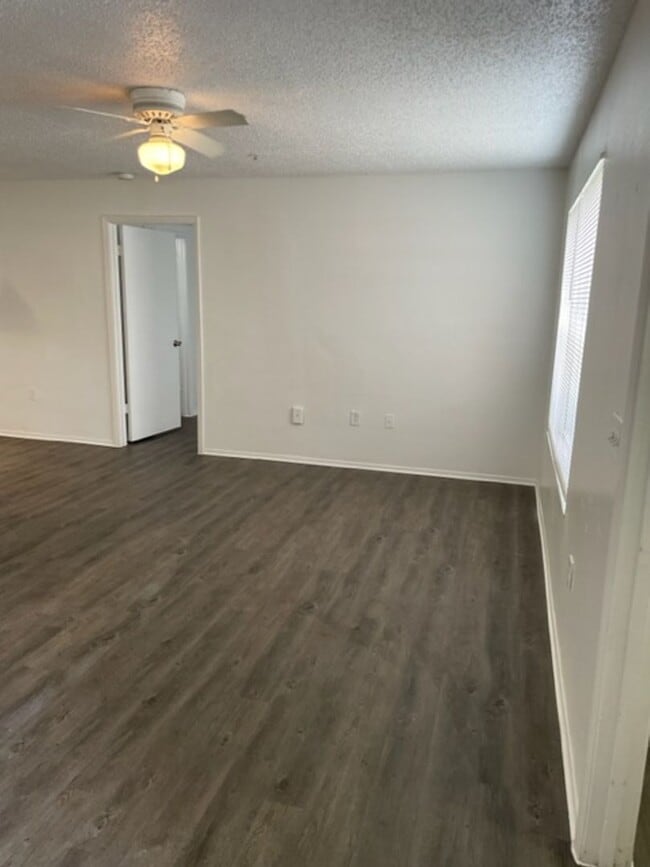 Building Photo - Landing - 633-107