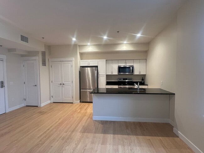 Building Photo - Putnam Hotel – $1,999 – 1 Bedroom/1 Bathroom, 690 SQ.FT. – UTILITIES INCLUDED, Available Immediately