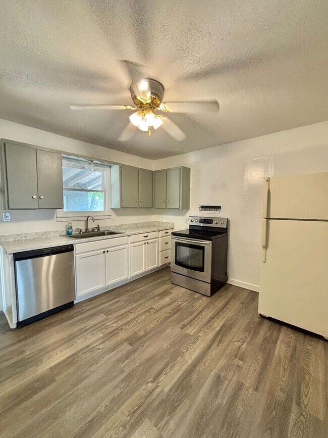 Building Photo - NOW AVAILABLE - 3 Bedroom home!