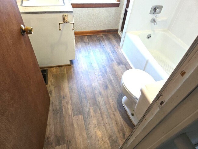 Building Photo - Spacious 3-bedroom single-family home in C...