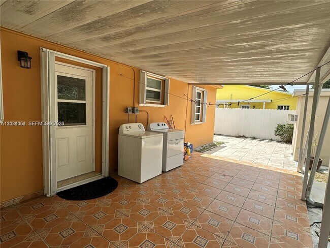 Building Photo - 10500 NW 28th Ct