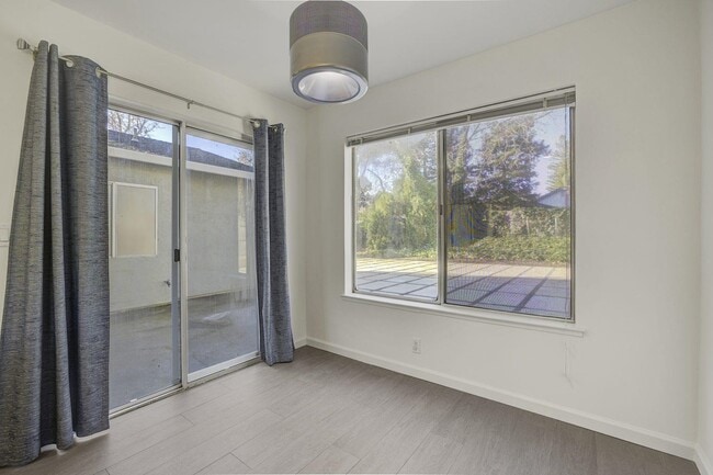 Building Photo - 312 N Alamo Dr